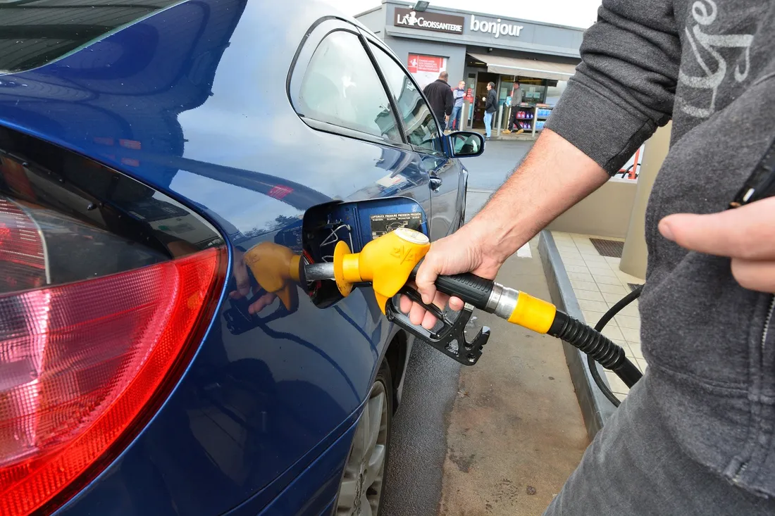 Station-service (pistolet en action)