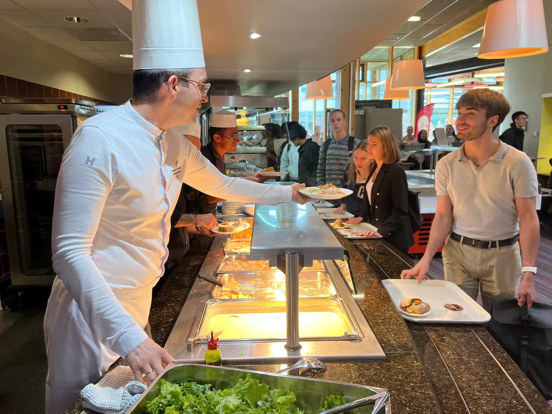 Le chef étoilé finistérien auprès des étudiants lors du service de son repas aux étudiants