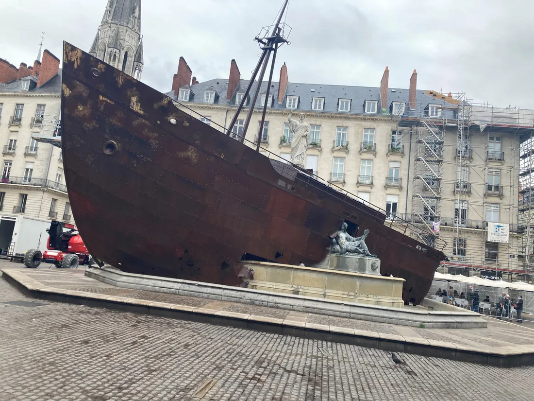 VAN bateau échoué place Royale