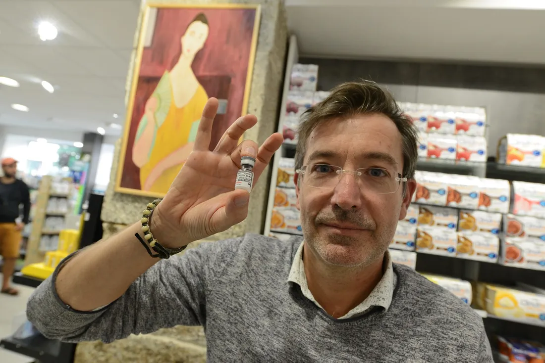 Vincent Cariou avec le flacon du vaccin