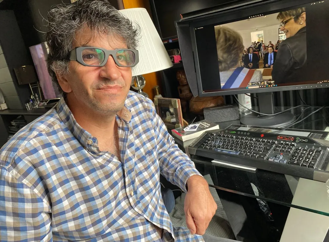 Virgil, devant la photo de son mariage avec Loïc en mai 2013, au Croisic