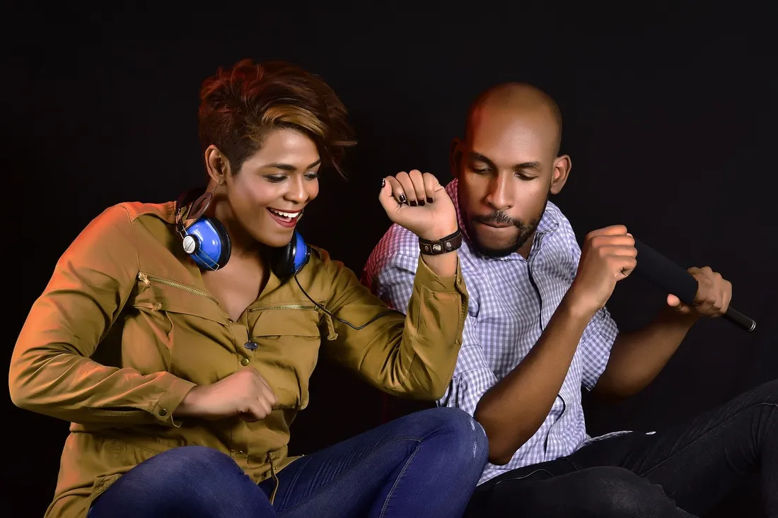 Des adultes fêtant la musique