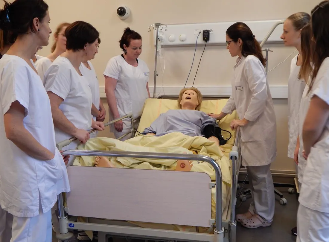Des élèves aide-soignantes à l'hôpital de Morlaix