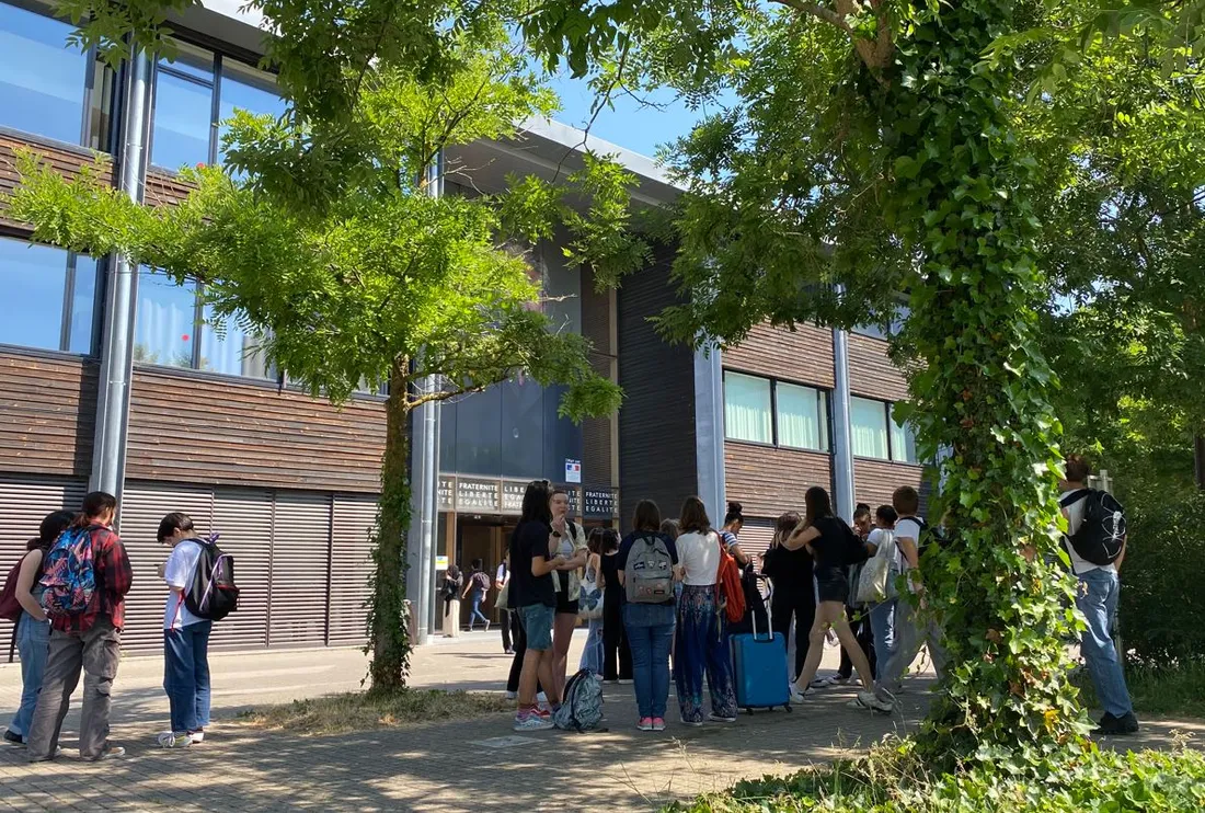Devant le lycée Mandela de Nantes