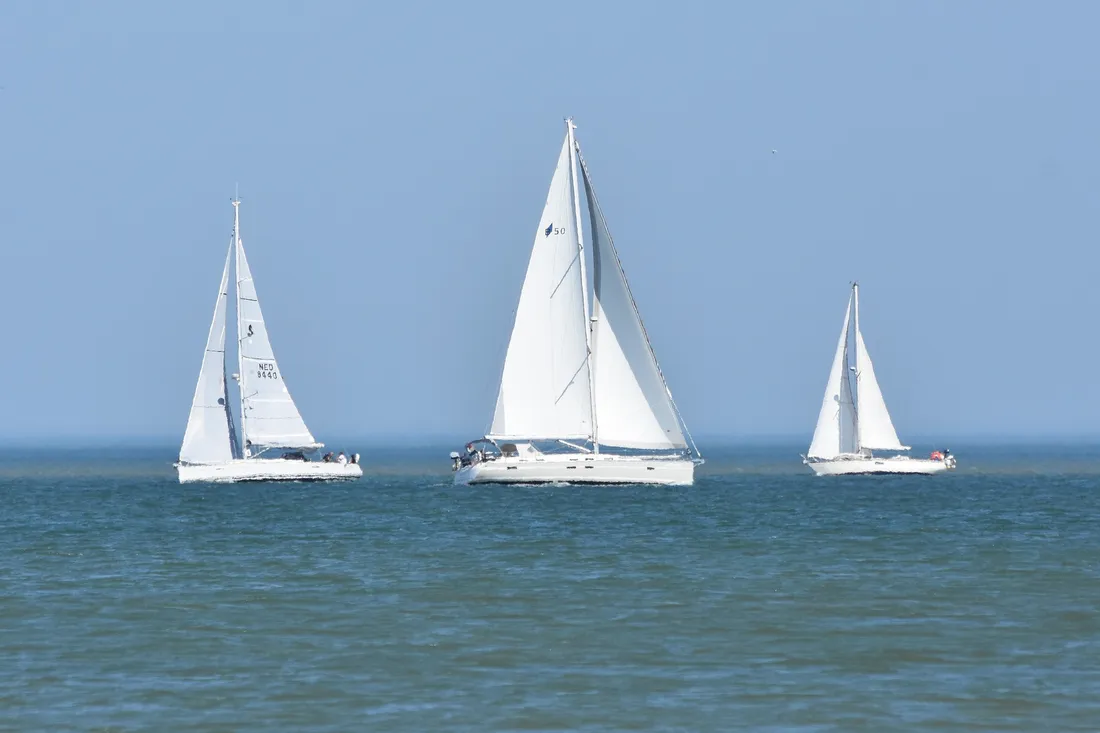 Voiliers en compétition.