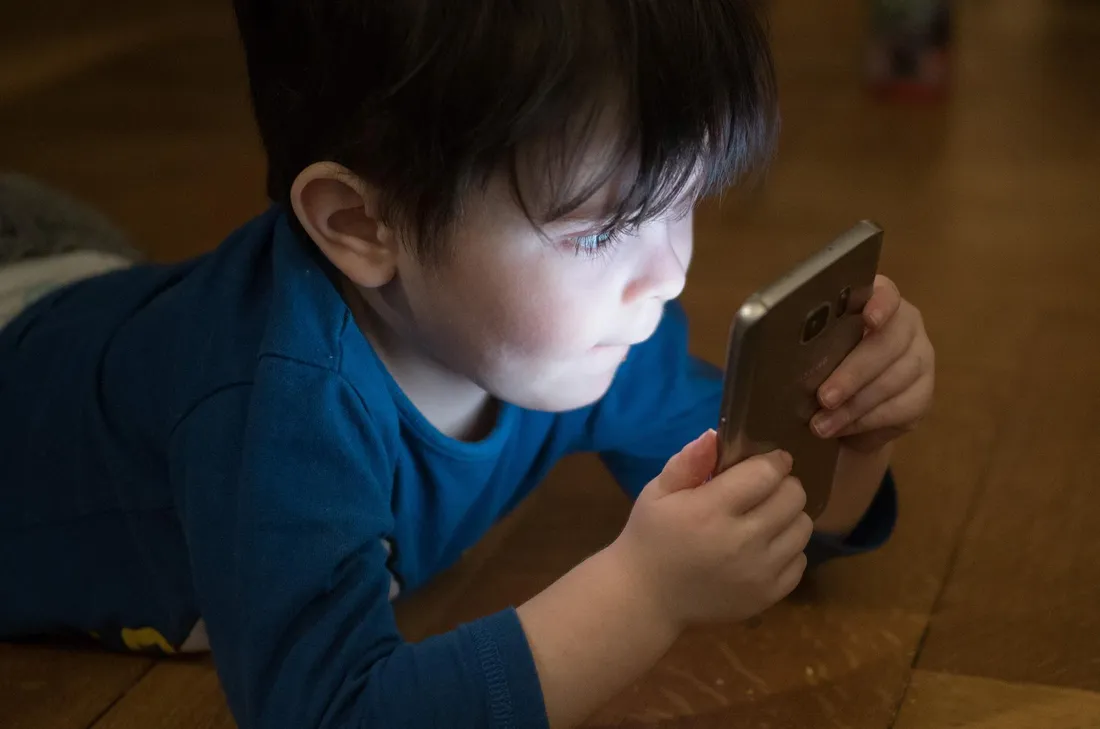 Enfant sur téléphone