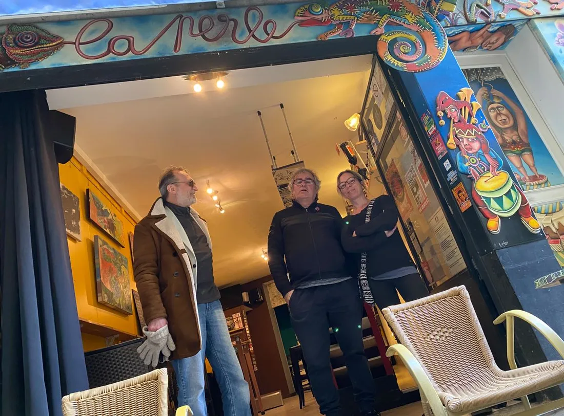 Laurent et Sandrine (à droite) avec un client 