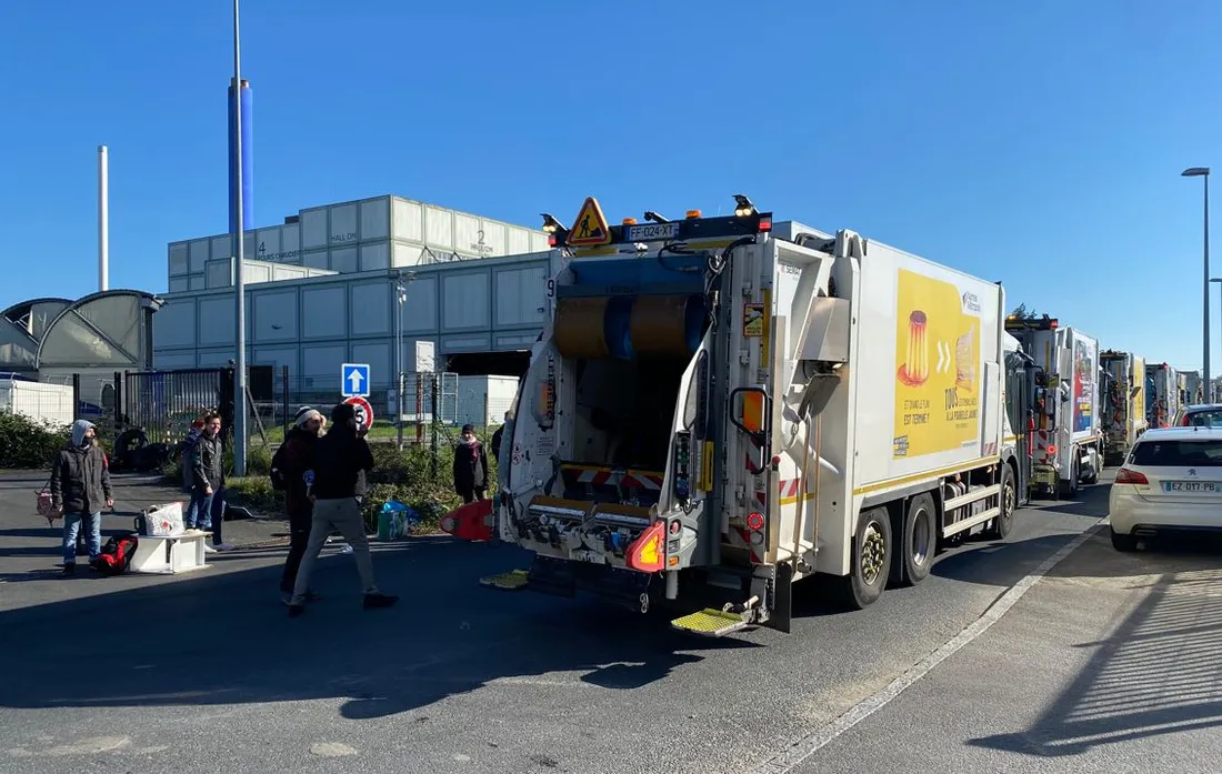 Les camions poubelle bloqués au centre de tri