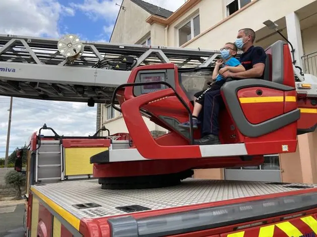 Clément et la grande échelle des pompiers