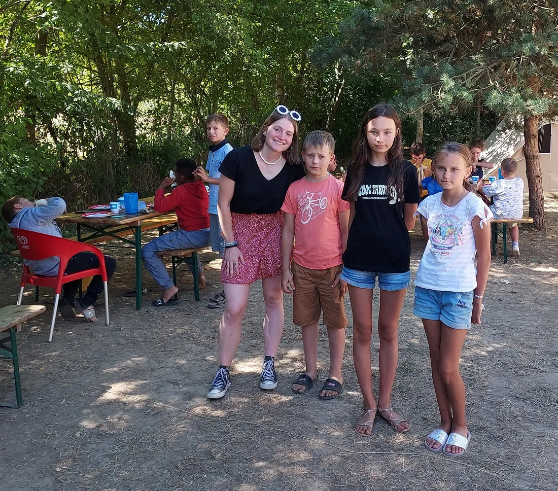 Margot Floréan, la directrice (à gauche) avec des enfants ukrainiens et français
