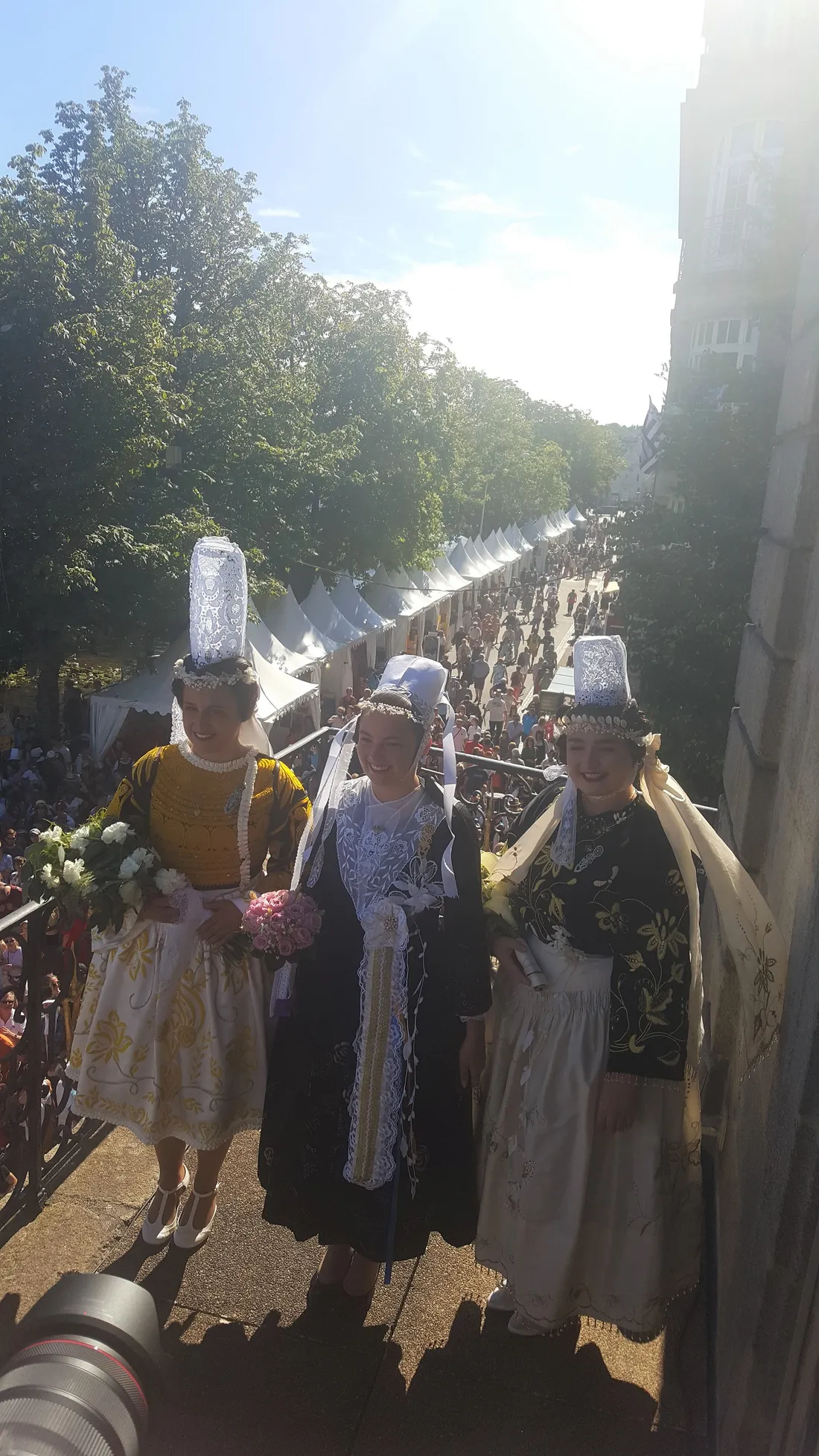 Elisa Douillard sur le balcon du Musée Départemental Breton avec ses dauphines