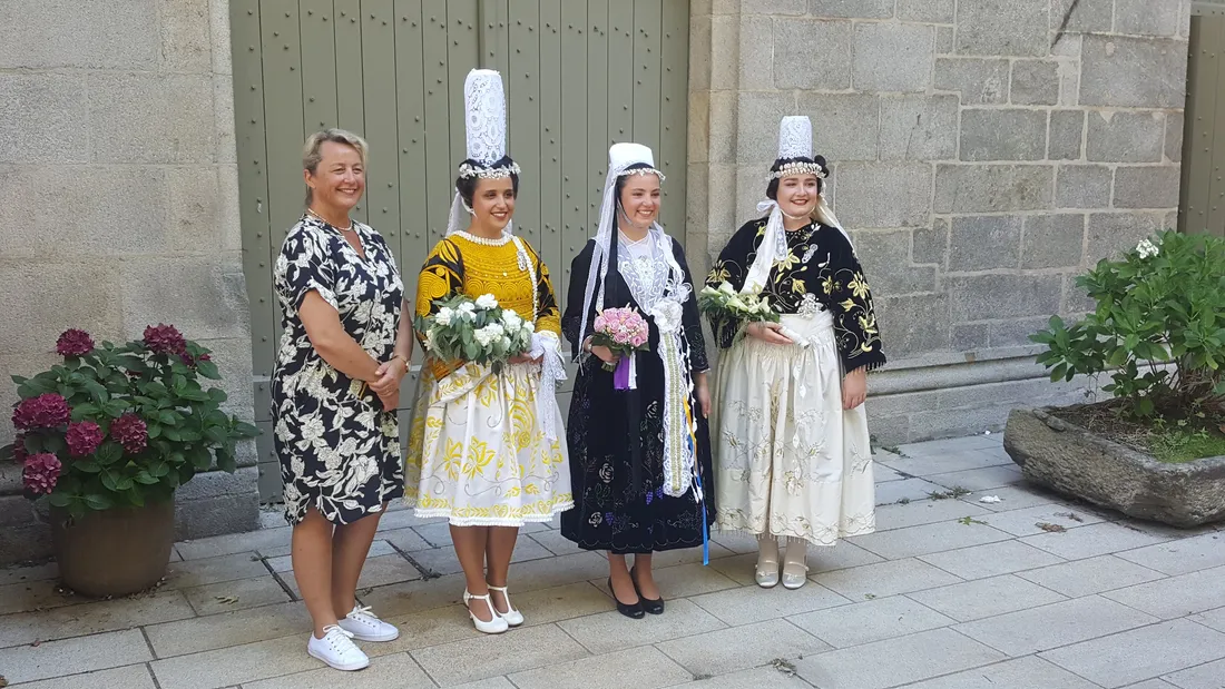 La maire de Quimper Isabelle Assih avec Elisa Douillard et ses dauphines