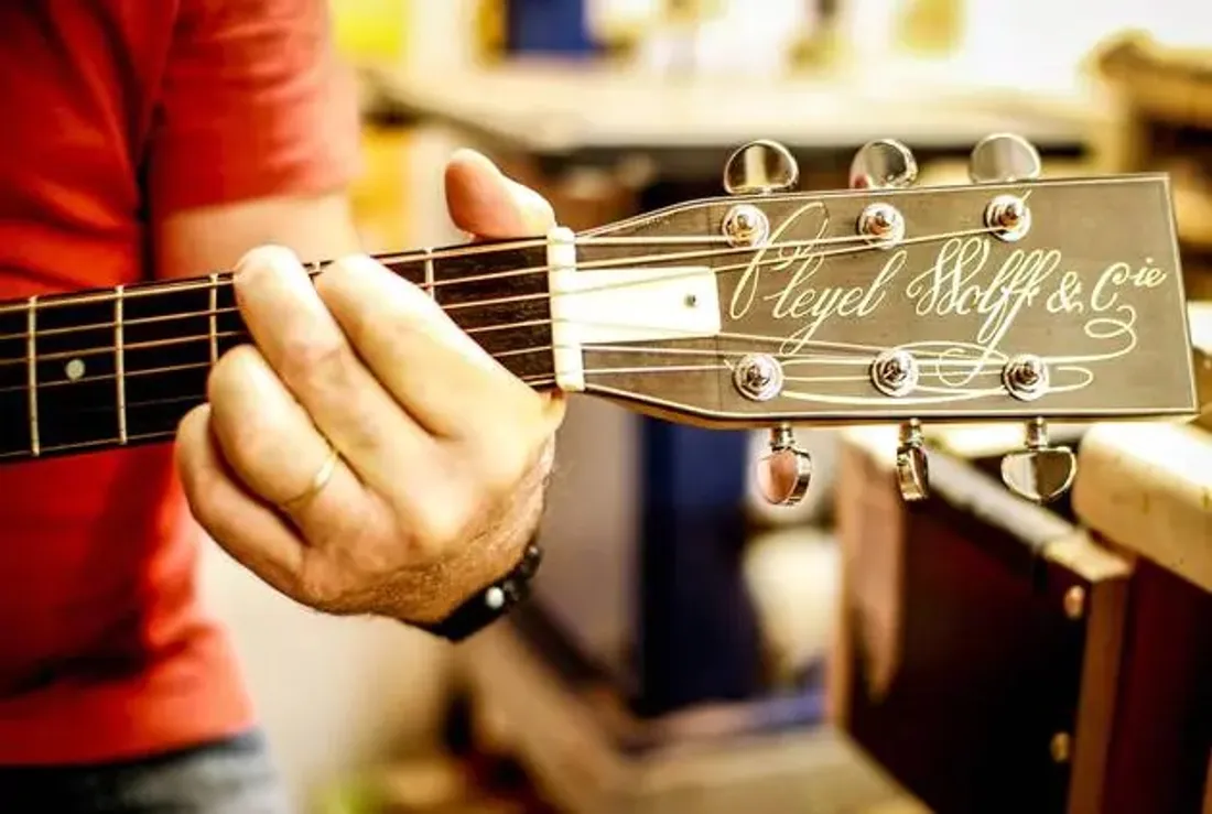 Pascal Le Roux et sa nouvelle guitare.