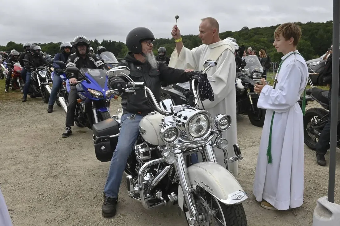 La bénédiction par le Père Christian Chérel