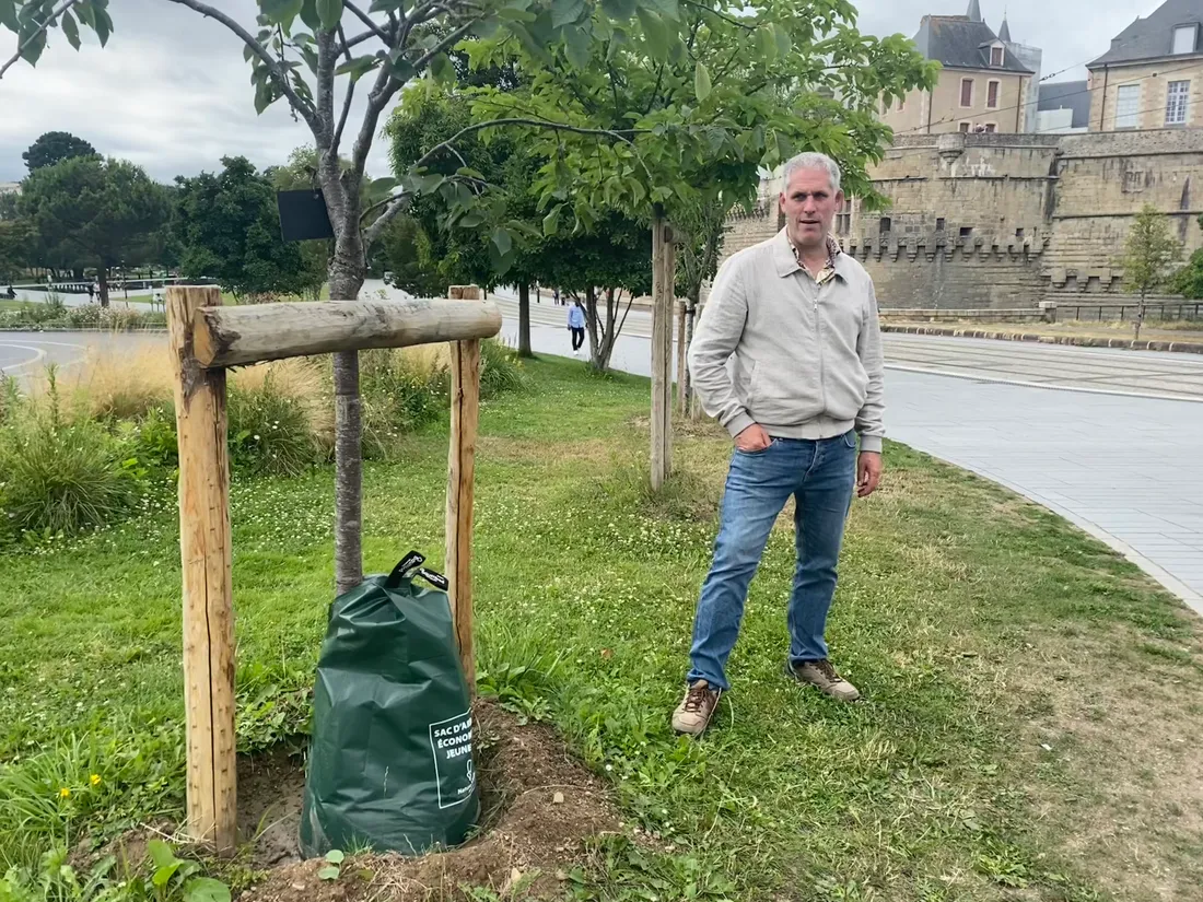 Romaric Perrocheau derrière le système d'arrosage