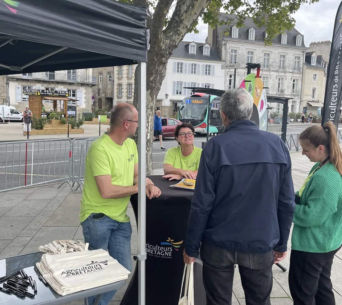 Les agriculteurs sur le port de Vannes ce jeudi 7 juillet. 