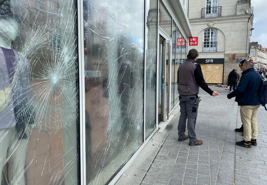 De nombreuses vitrines ont été vandalisées dans le centre-ville de Nantes