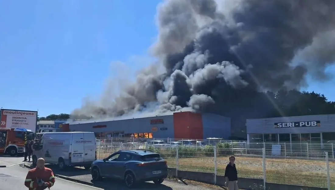 Incendie magasin Moulinjeune zone industrielle du Ponteix Feytiat 9 juillet 2025