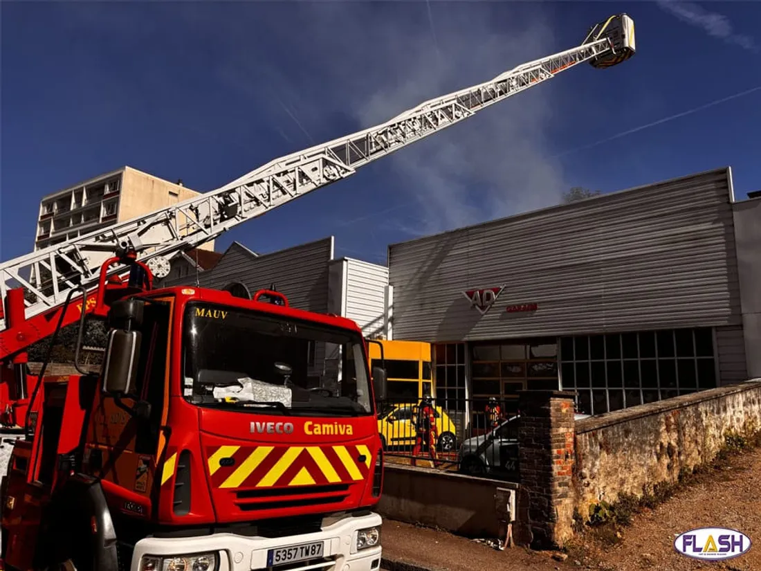 incendie Limoges sapeurs-pompiers carrosserie Bellevue rue Armand Dutreix flammes 24 aout 2025