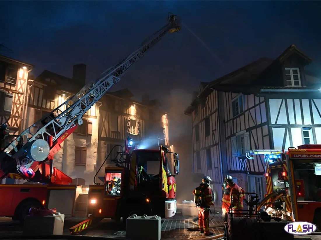 incendie quartier historique cathédrale Limoges pompiers évacuations immeuble en feu explosion