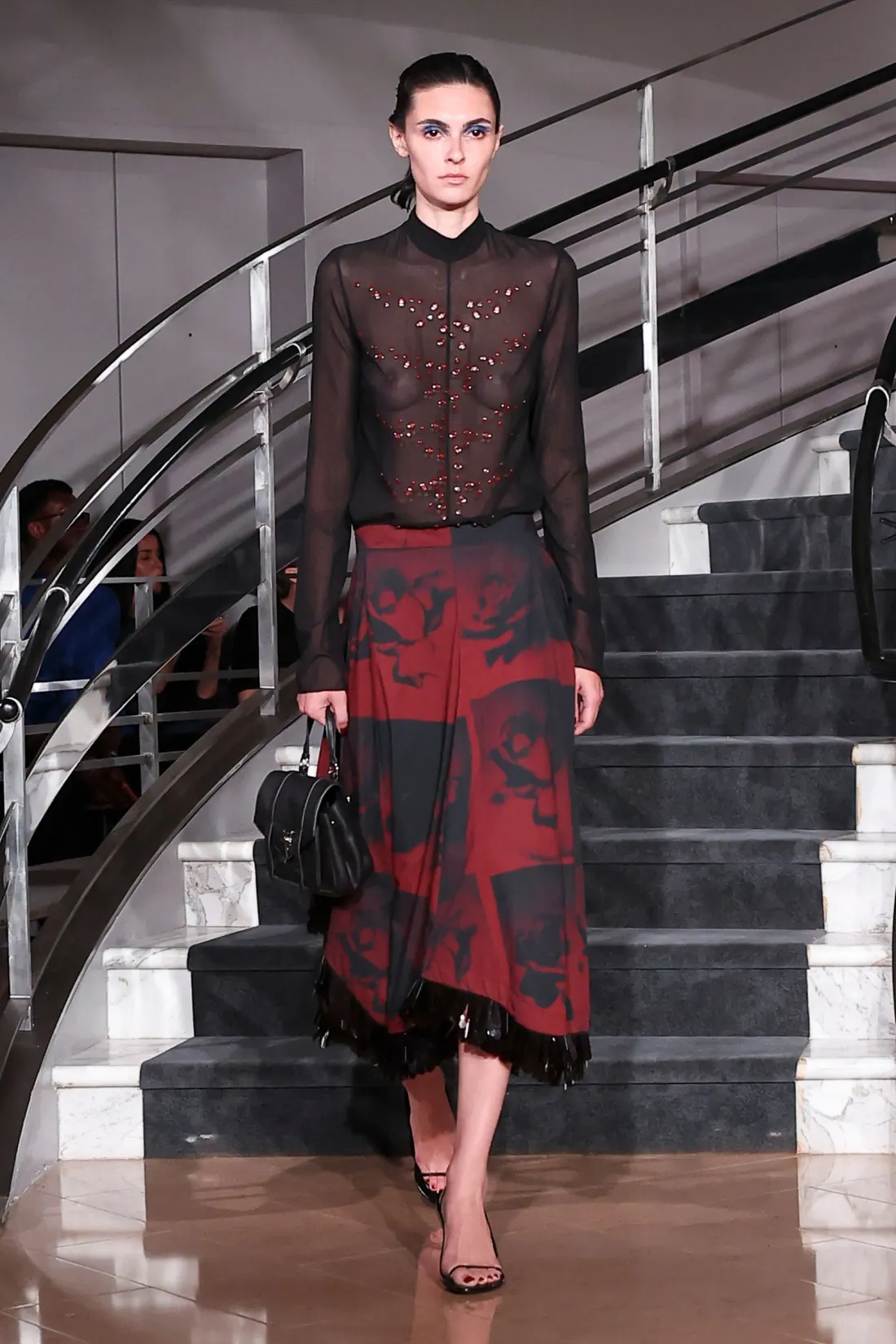 une silhouette qui joue avec les codes du vestiaire. Photo : Proenza Schouler, via Vogue France.
