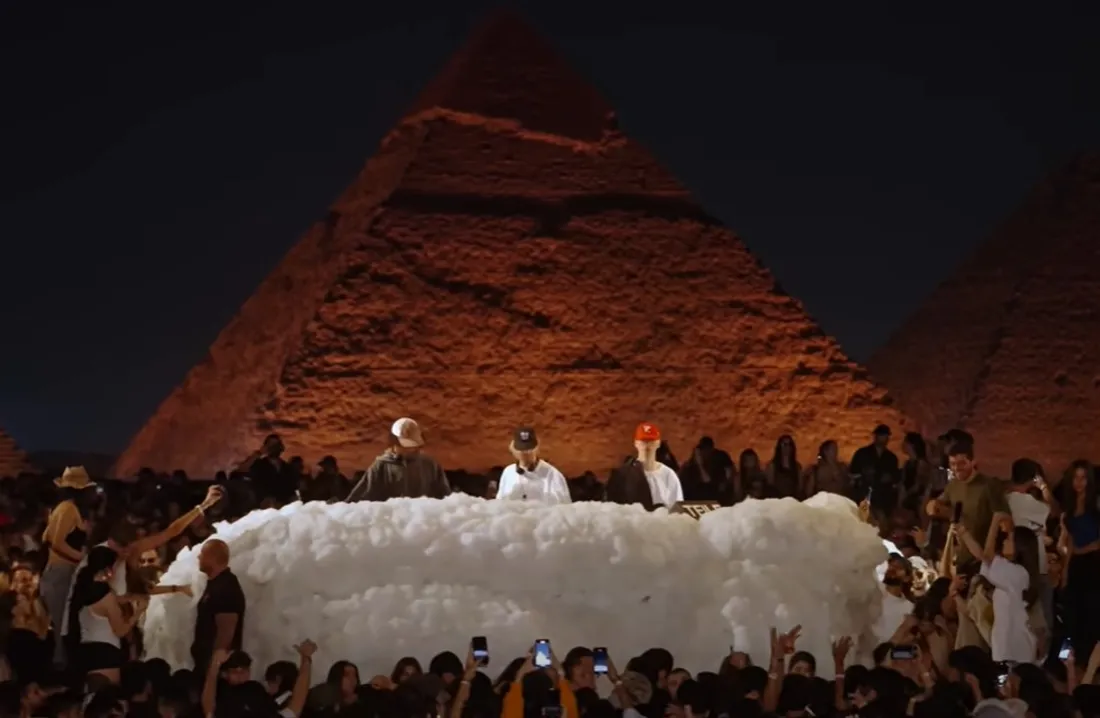 Keinemusik devant les Pyramides d'Egypte