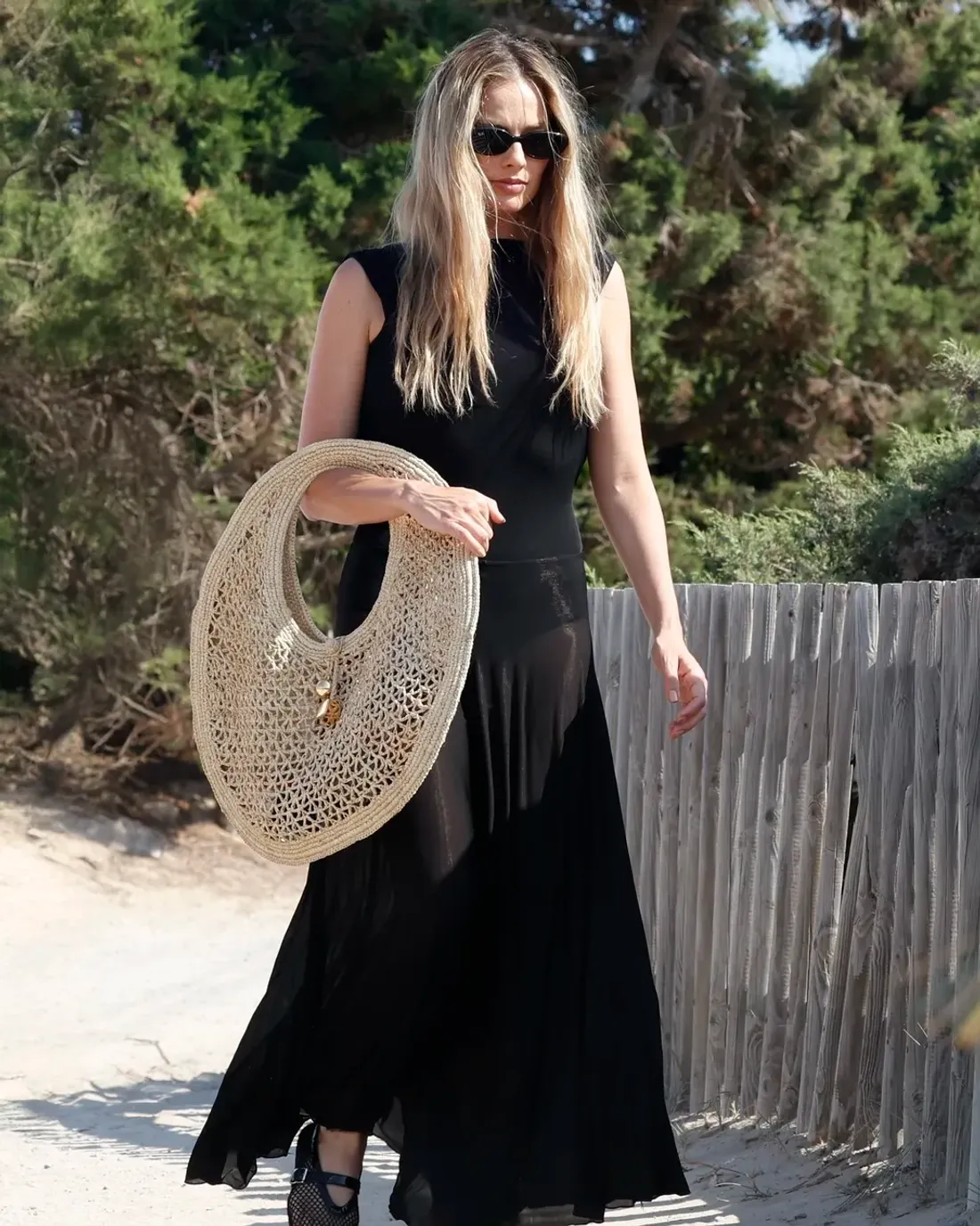 Crédit : MargotRobbie spotted in Ibiza with « Le rond Spiaggia » crédit photo Backgrid