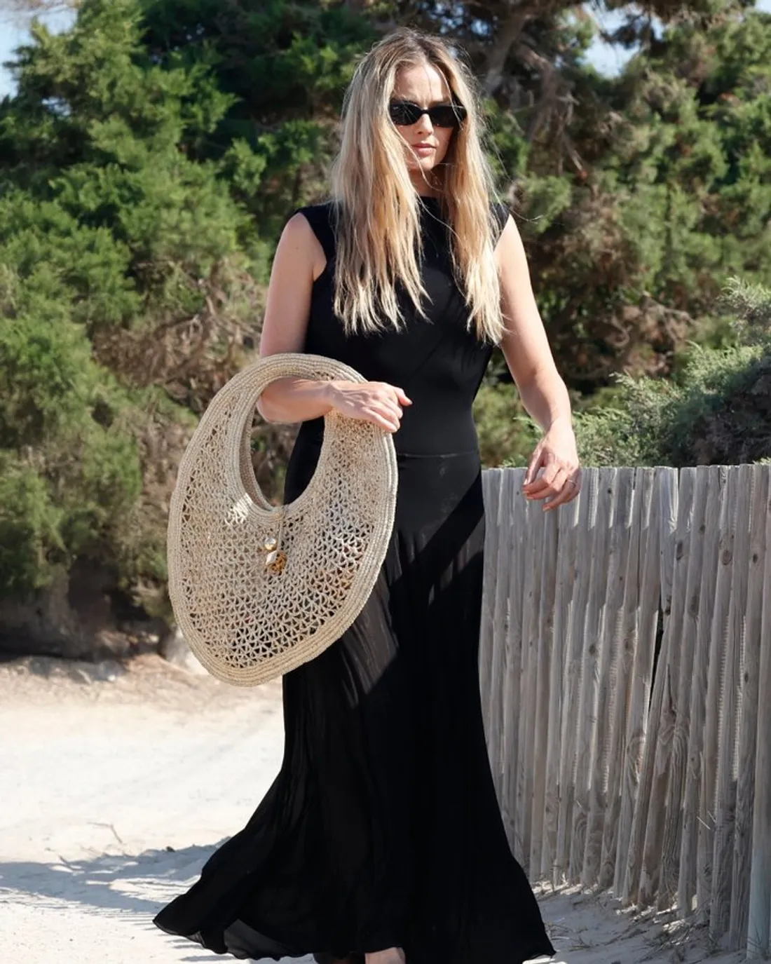 MargotRobbie spotted in Ibiza with « Le rond Spiaggia »