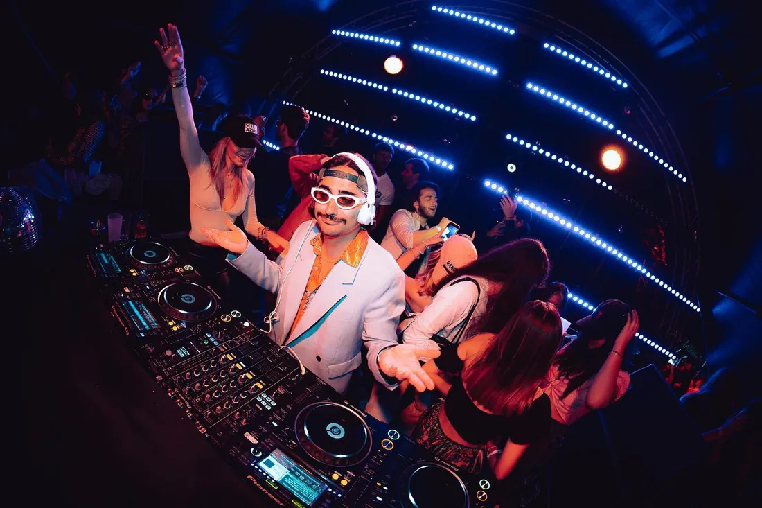 Upsilone - Dancing in The dark 