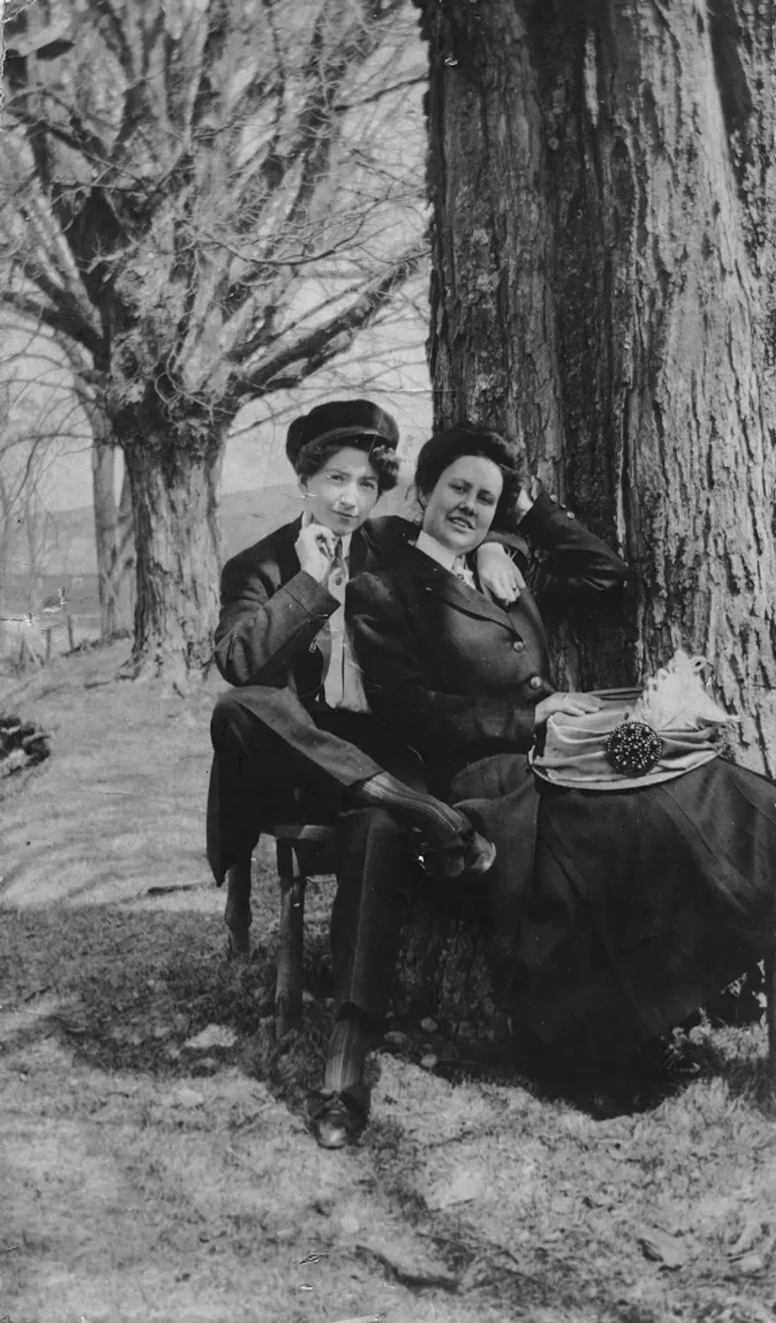 Couple de femmes près d’un arbre, vers 1910. Crédit : © New York, Lesbian Herstory Archives.