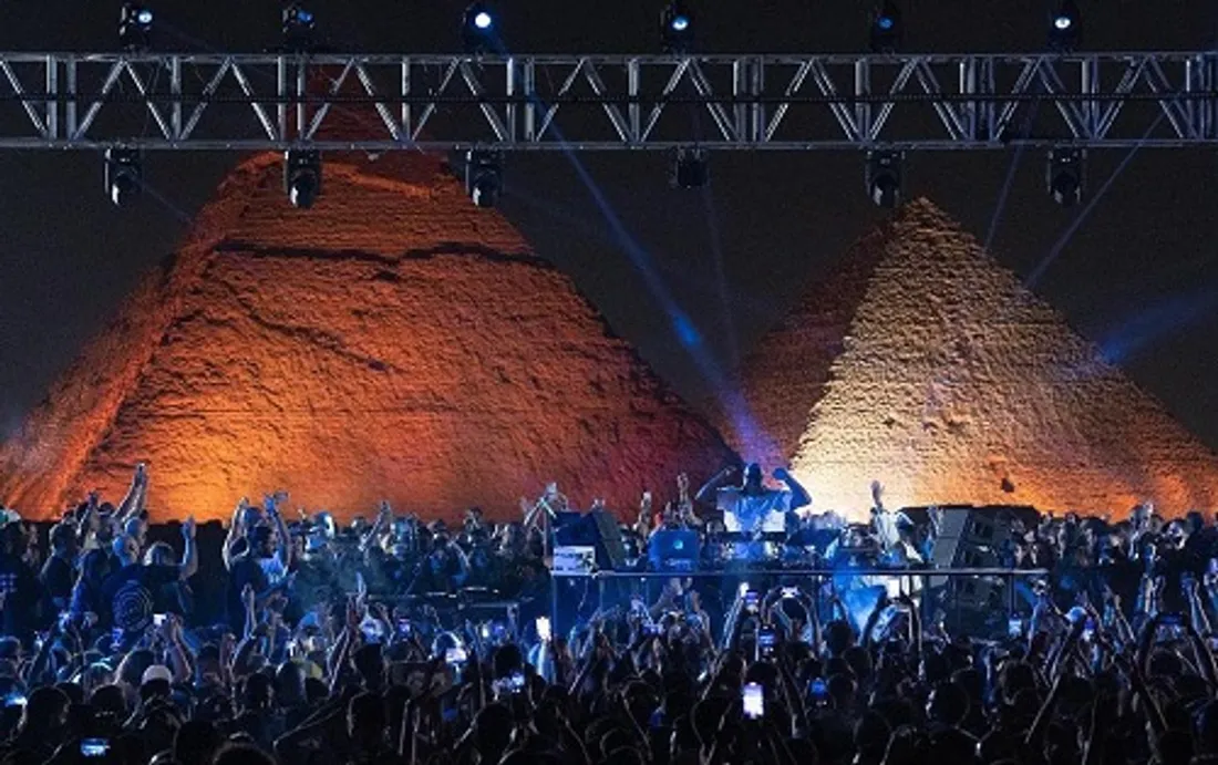 Carl Cox en live aux pied des Pyramides de Gizeh 