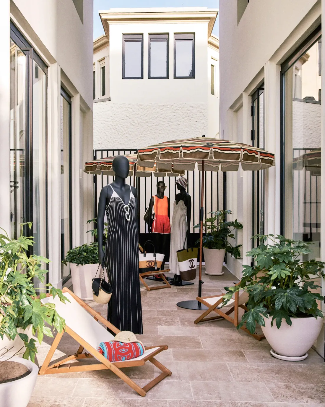 Passage de la boutique éphémère CHANEL séparant les deux espaces. © CHANEL