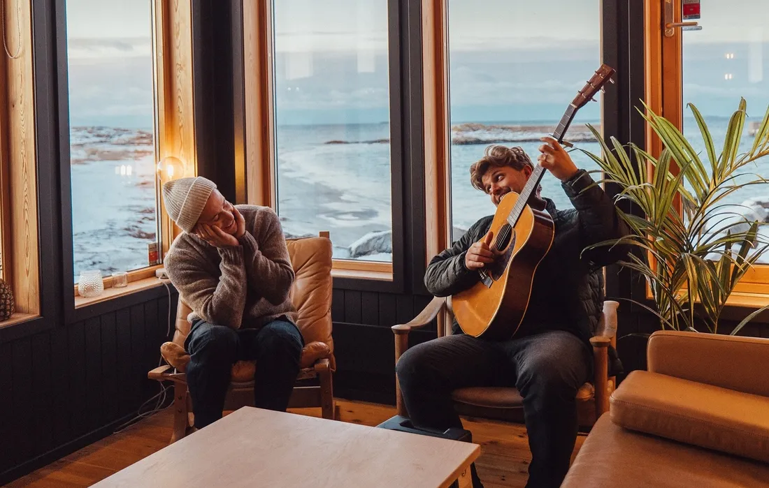 Kyo & Sandro Cavazza - Hold On Me