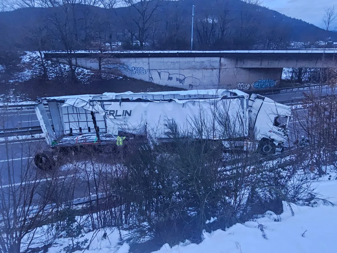 Un camion s'est couché en travers de la voie de circulation
