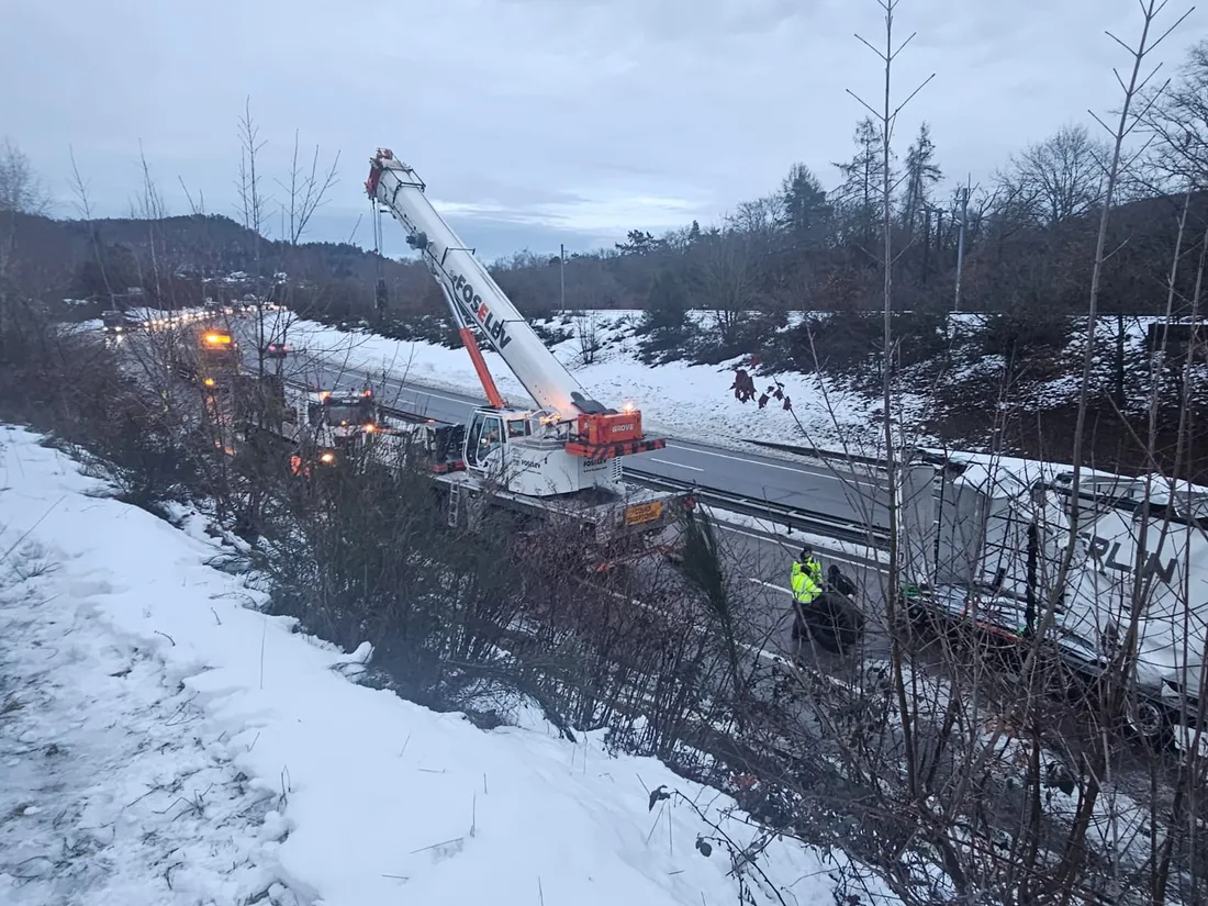 Les opérations de relevage du camion sont en cours