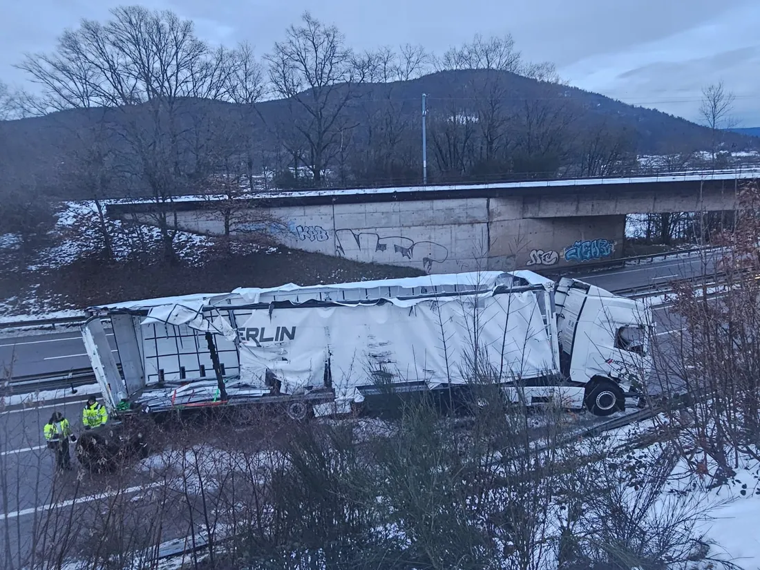 Le poids lourd a été relevé par une grue sur la chaussée