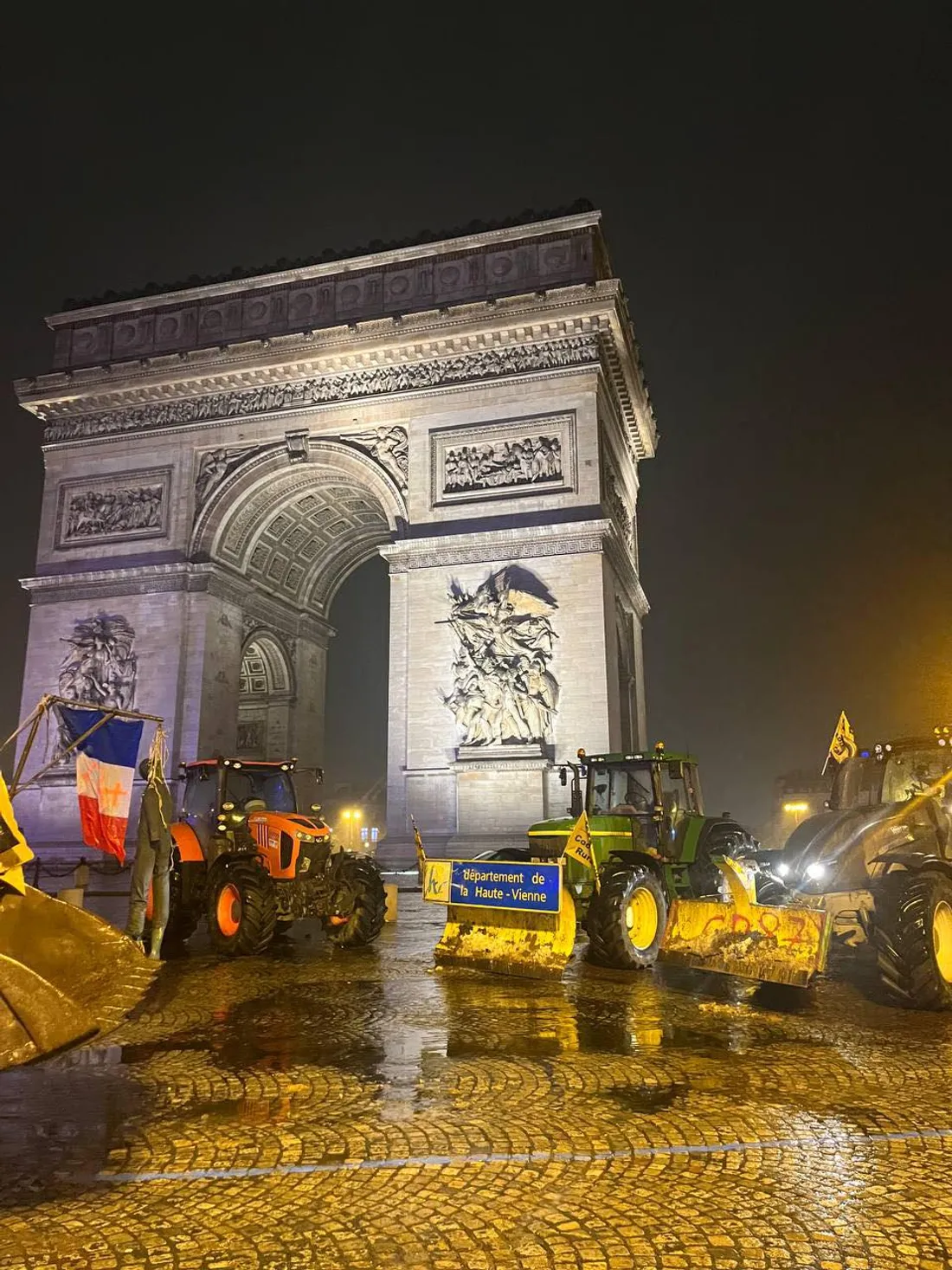 Des tracteurs étaient présents devant l'Arc de Triomphe