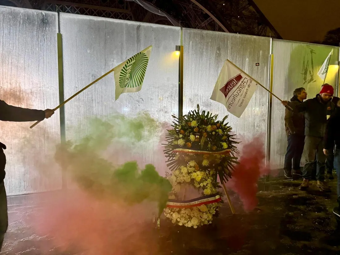Dépôt d'une gerbe par la FNSEA, les FDSEA ainsi que les JA