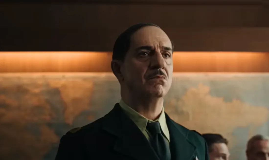 Simon Abkarian dans le rôle du Général de Gaulle 