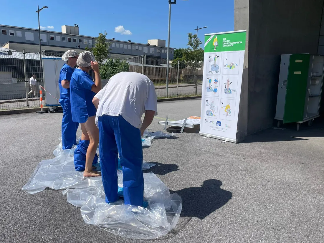 Certains participants devaient utiliser un kit d'auto-décontamination