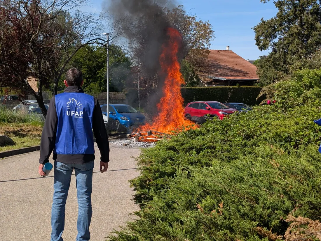 Un feu a été allumé devant les portes de la maison d'arrêt d'Épinal