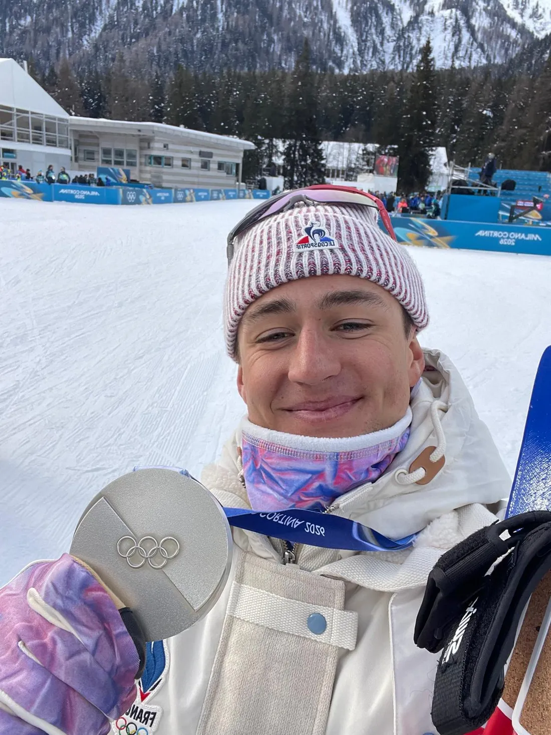 Éric Perrot, avec sa médaille d'argent, juste après son sacre