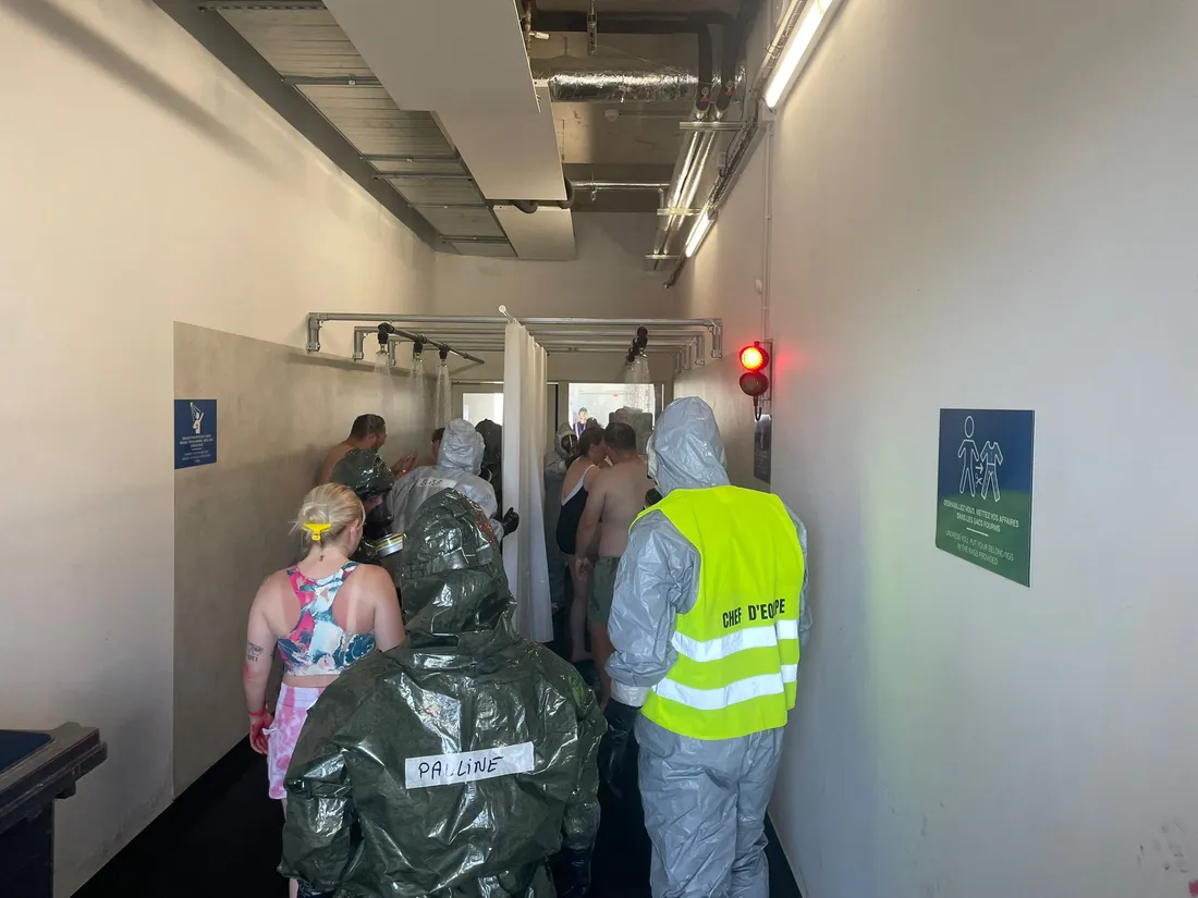 Un passage était obligatoire : les douches de décontamination
