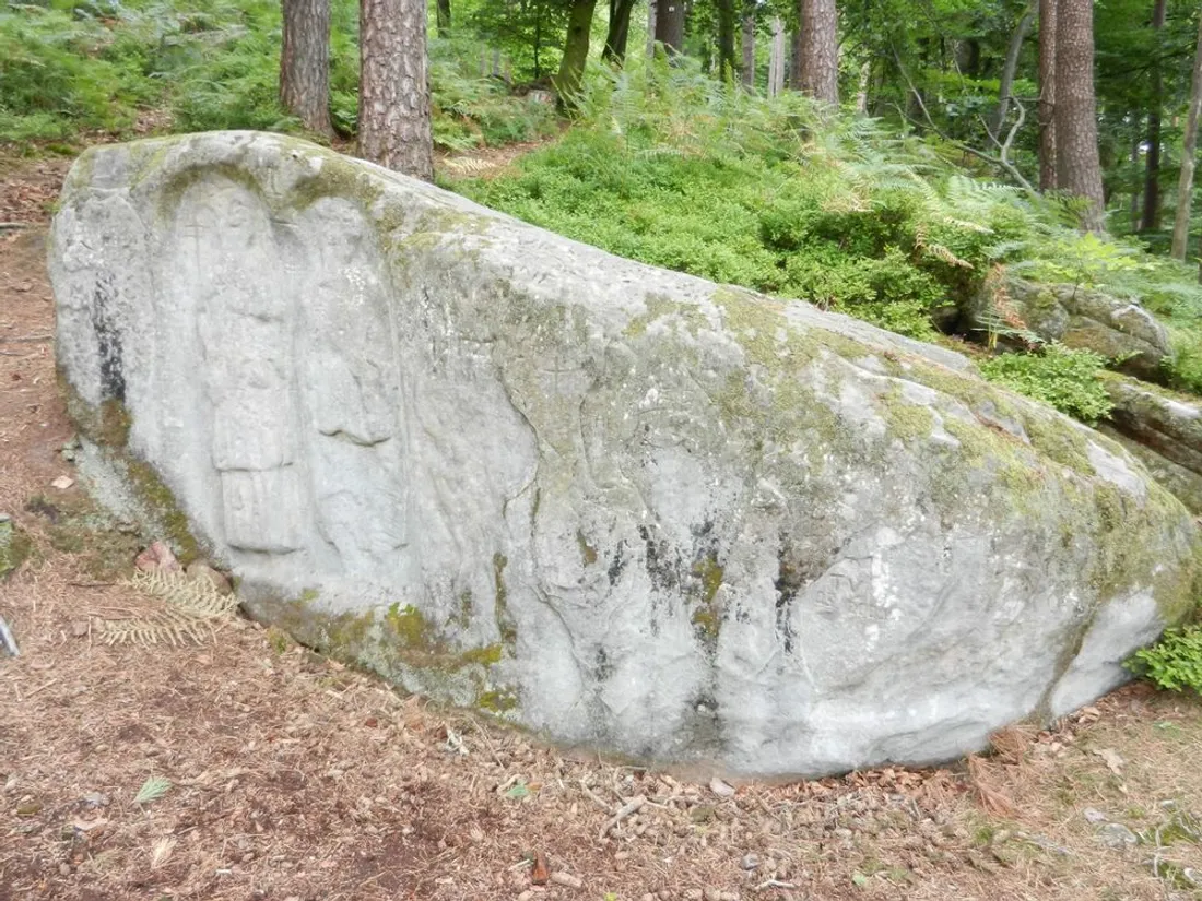 Les motifs sur les rochers commençent à s'effacer. 
