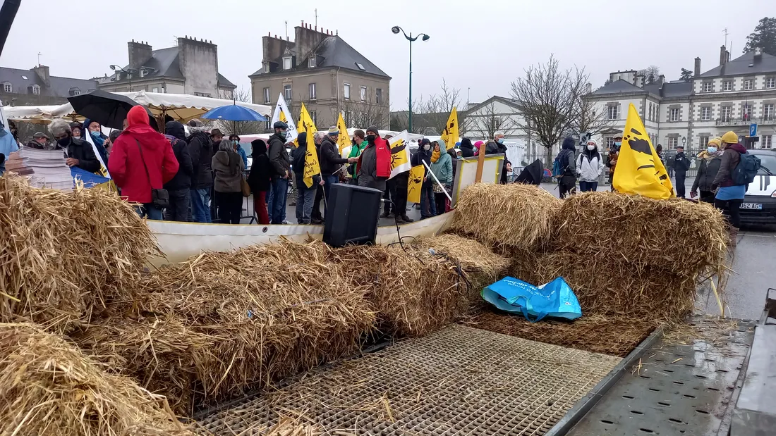 Les agriculteurs plein air et bio se mobilisent pour préserver leurs conditions d'élevage. 