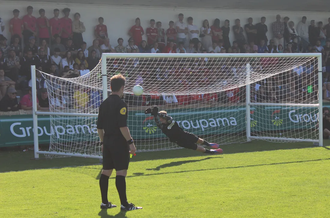 Le portier Portugais repousse un tir au but et offre la victoire à son équipe.