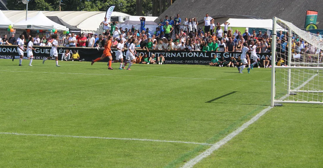 La célébration des joueuses parisiennes à la fin de la finale. 