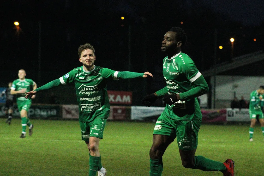 Florian Beurel et Hugues Ayivi tout sourire après la victoire de samedi soir.