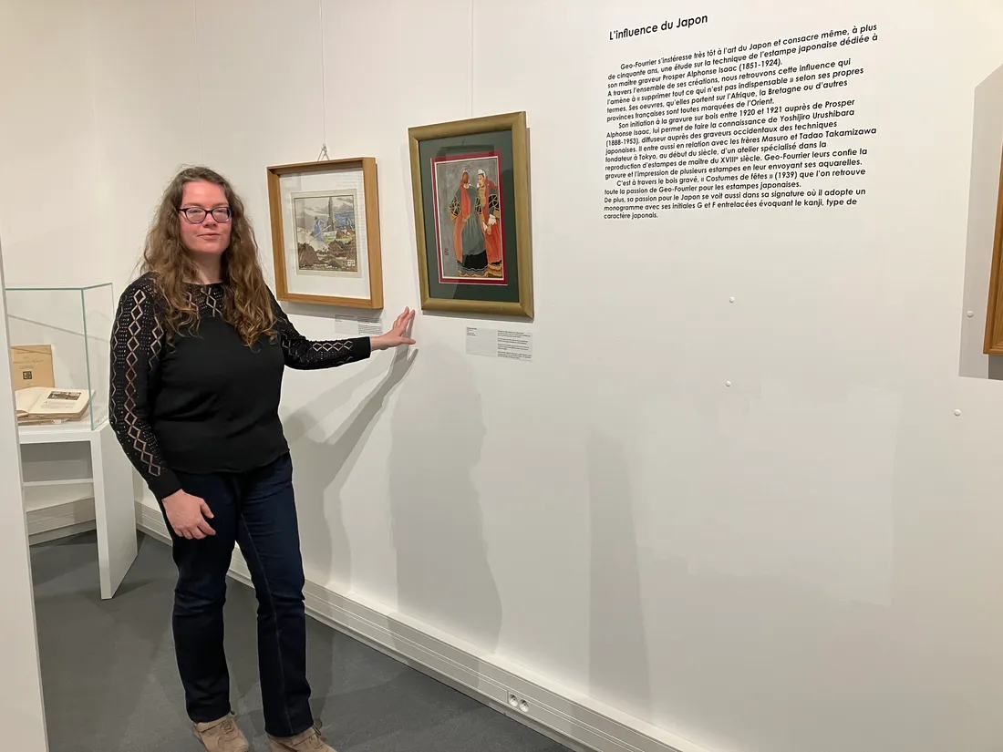 Katell Archambaud, chargée de valorisation au musée, devant une gravure de Géo Fourrier. 