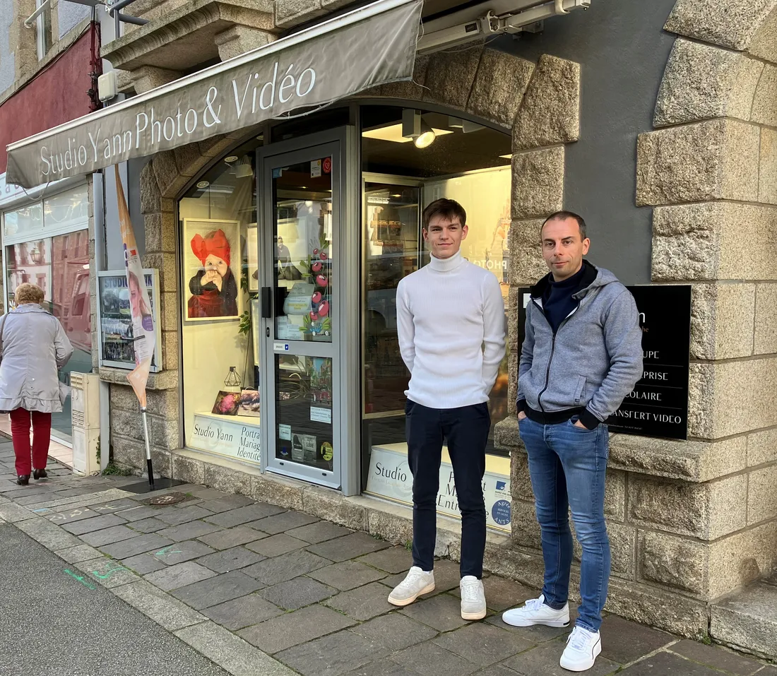 François Lucazeau (à droite), président de l'association Breizh Togo avec Cadwal Besse, bénévole. 